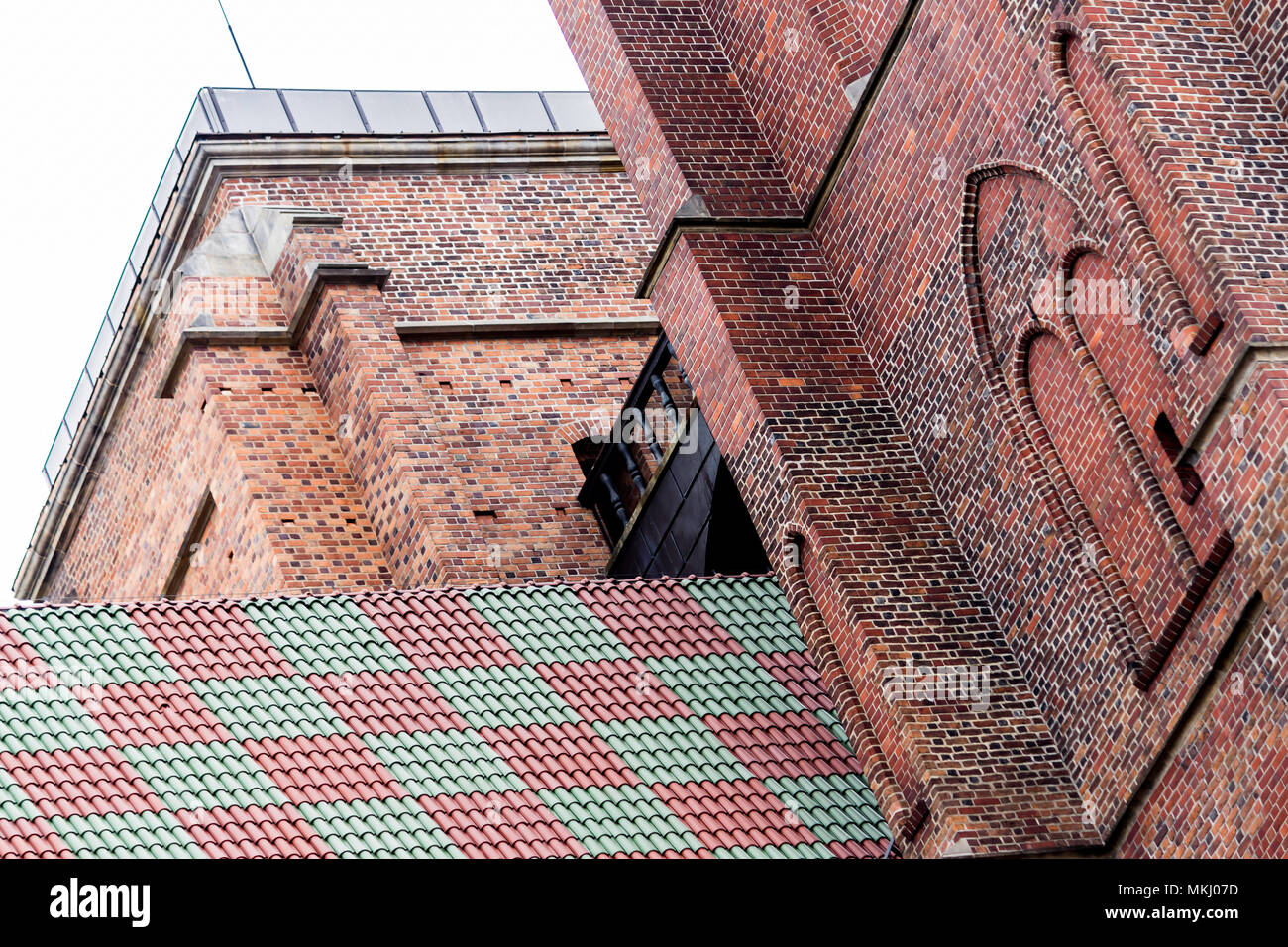 Von außen ein Backstein Kathedrale im gotischen Stil. Türme, Windows, Stein Dekor, arkbutans, Dachziegel, Holz Brücke.St. Maria Magdalena Kirche. Wrocl Stockfoto