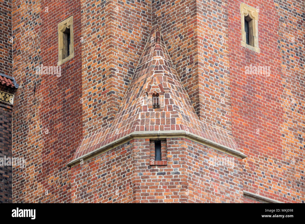 Von außen ein Backstein Kathedrale im gotischen Stil. Türme, Windows, Stein Dekor. St. Maria Magdalena Kirche. Wroclaw, Polen. Stockfoto