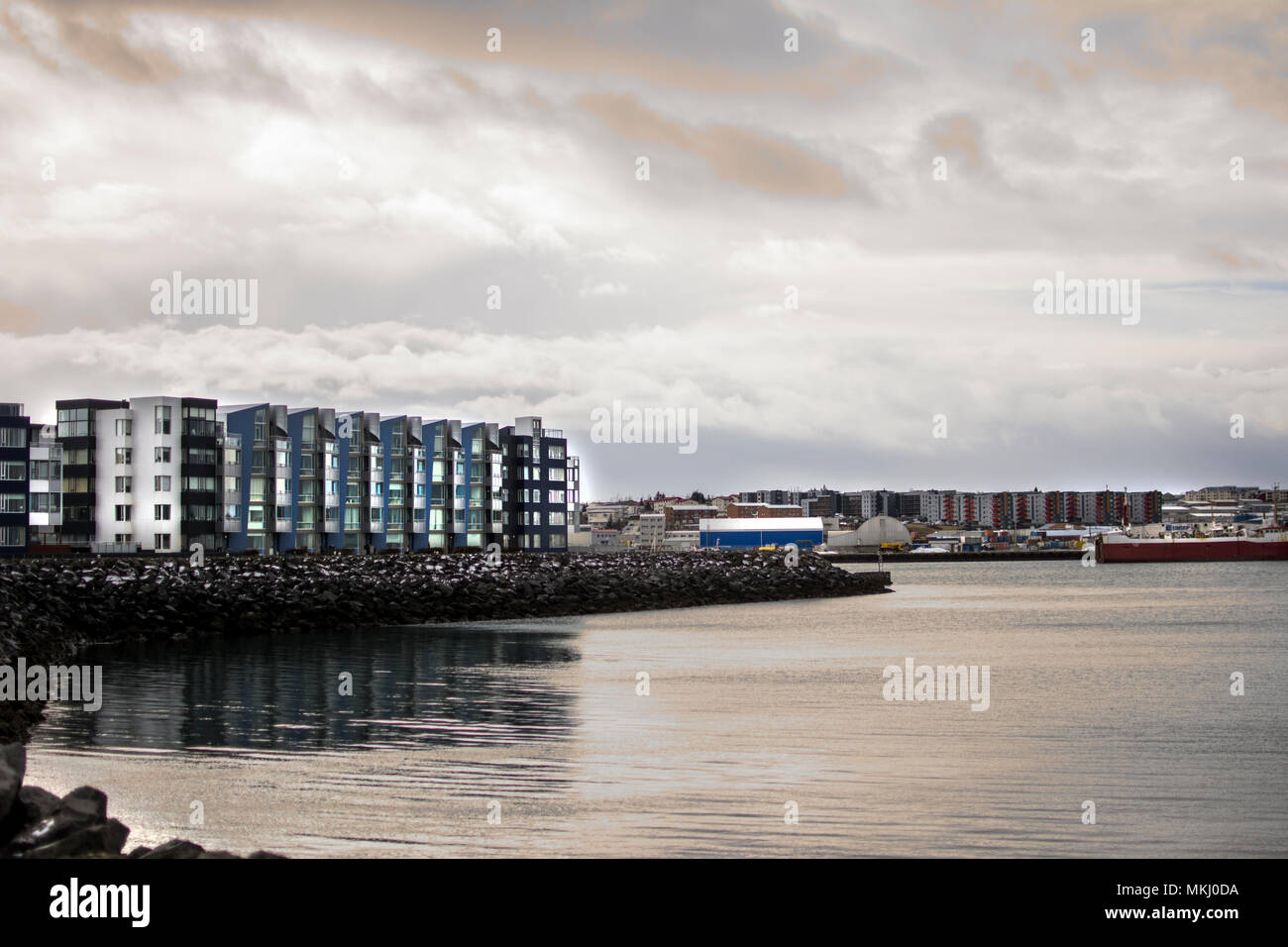Stürmischen Himmel über hafnarfjörður Hafen in Island Stockfoto