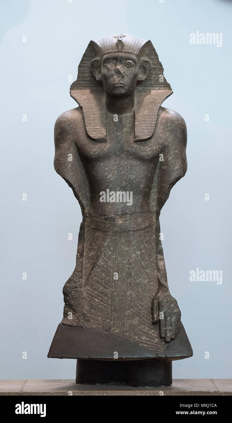 London. England. British Museum. Statuen der ägyptischen Pharao Senwosret III (oder Senusret/Sesostris), trägt ein nemes Kopf tuch, Ca. 1874-1855 v. Chr., fr Stockfoto