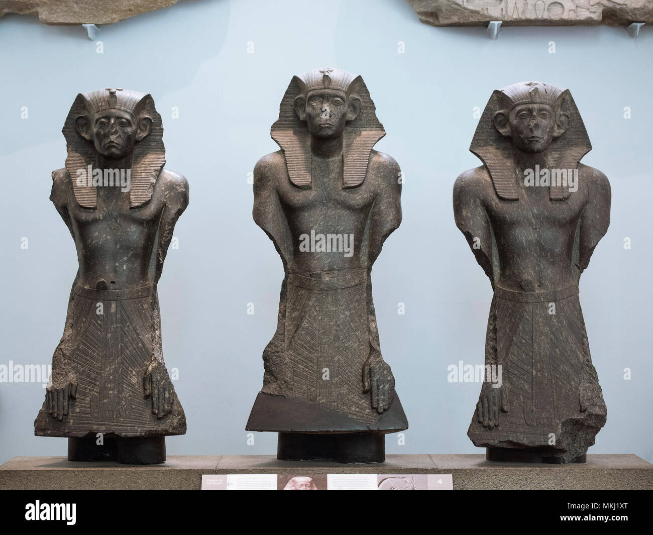 London. England. British Museum. Drei Statuen der ägyptischen Pharao Senwosret III (oder Senusret/Sesostris), trägt ein nemes Kopf tuch, Ca. 1874-1855 Stockfoto