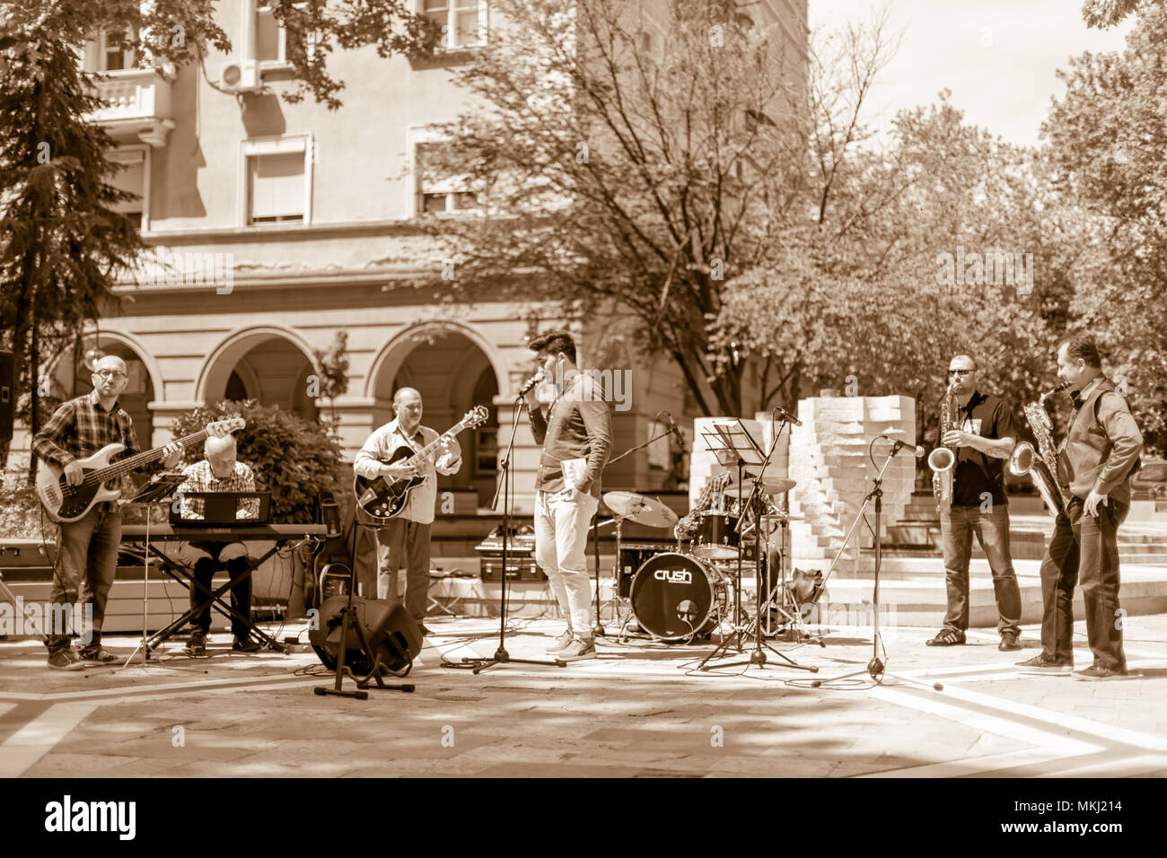 DIMITROVGRAD, Bulgarien - 30. APRIL 2018: Jazz Band von sieben Musikern spielt Musik Standards live im geöffneten an Straße Konzert Ereignis zu Inte gewidmet Stockfoto