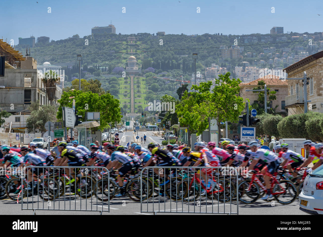 HAIFA, Israel - 05 Mai, 2018: Szene der Stufe 2 von 2018 Giro d'Italia, mit Radfahrern und Zuschauer, und die Deutsche Kolonie, Bahai Gärten und Heiligtum in Stockfoto