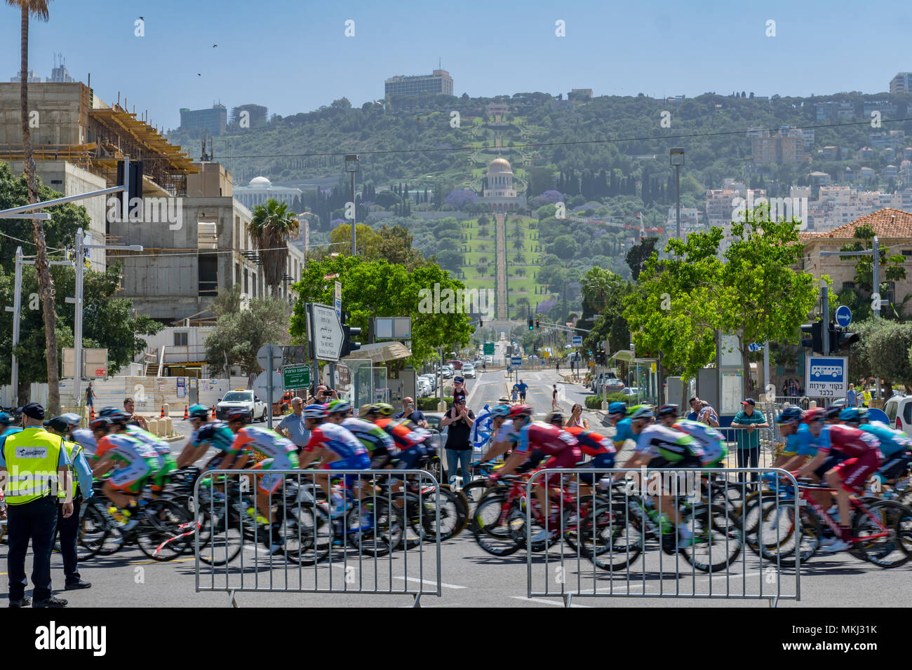 HAIFA, Israel - 05 Mai, 2018: Szene der Stufe 2 von 2018 Giro d'Italia, mit Radfahrern und Zuschauer, und die Deutsche Kolonie, Bahai Gärten und Heiligtum in Stockfoto