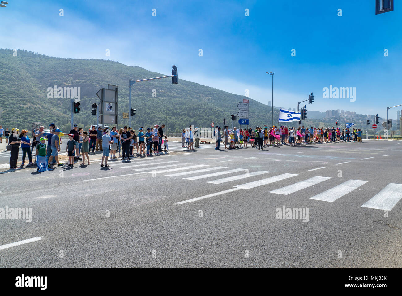 YAGUR, Israel - 05.Mai 2018: Zuschauer für Stufe 2 von 2018 Giro d'Italia, in Yagur, Israel warten Stockfoto