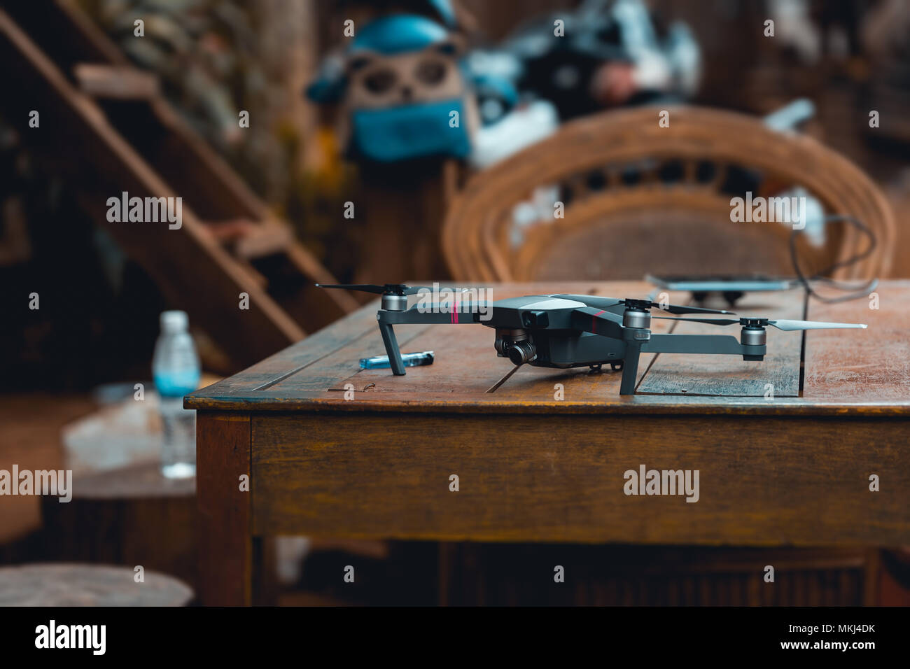 Modernen professionellen Quadro drone liegt in den hölzernen Tisch bereit für den Einsatz. Stockfoto