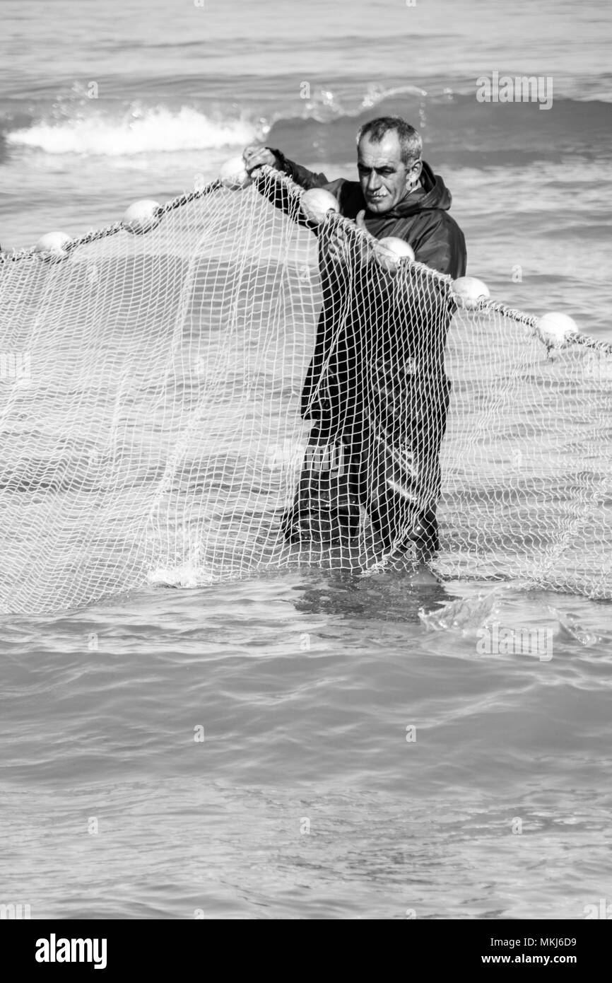 Fischer beim Angeln an der alten Methode namens "Reserve"-Sägenparameters seine sehr hart und zu lange Weg zum Angeln Stockfoto