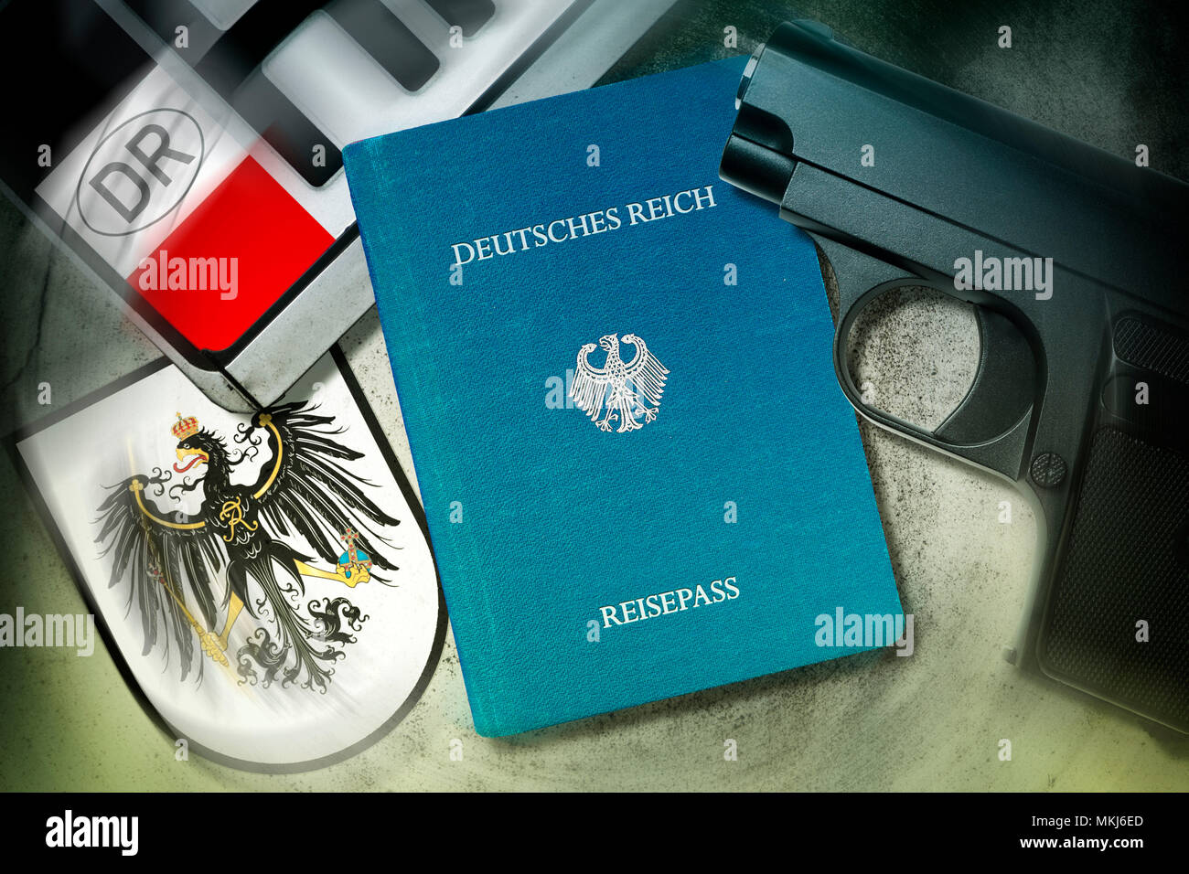 Reich Staatsangehörigkeit Reisepass, Nummernschild, Symbol Foto und Waffe, Reichsbürger-Pass, Nummernschild und Waffe, Symbolfoto Stockfoto