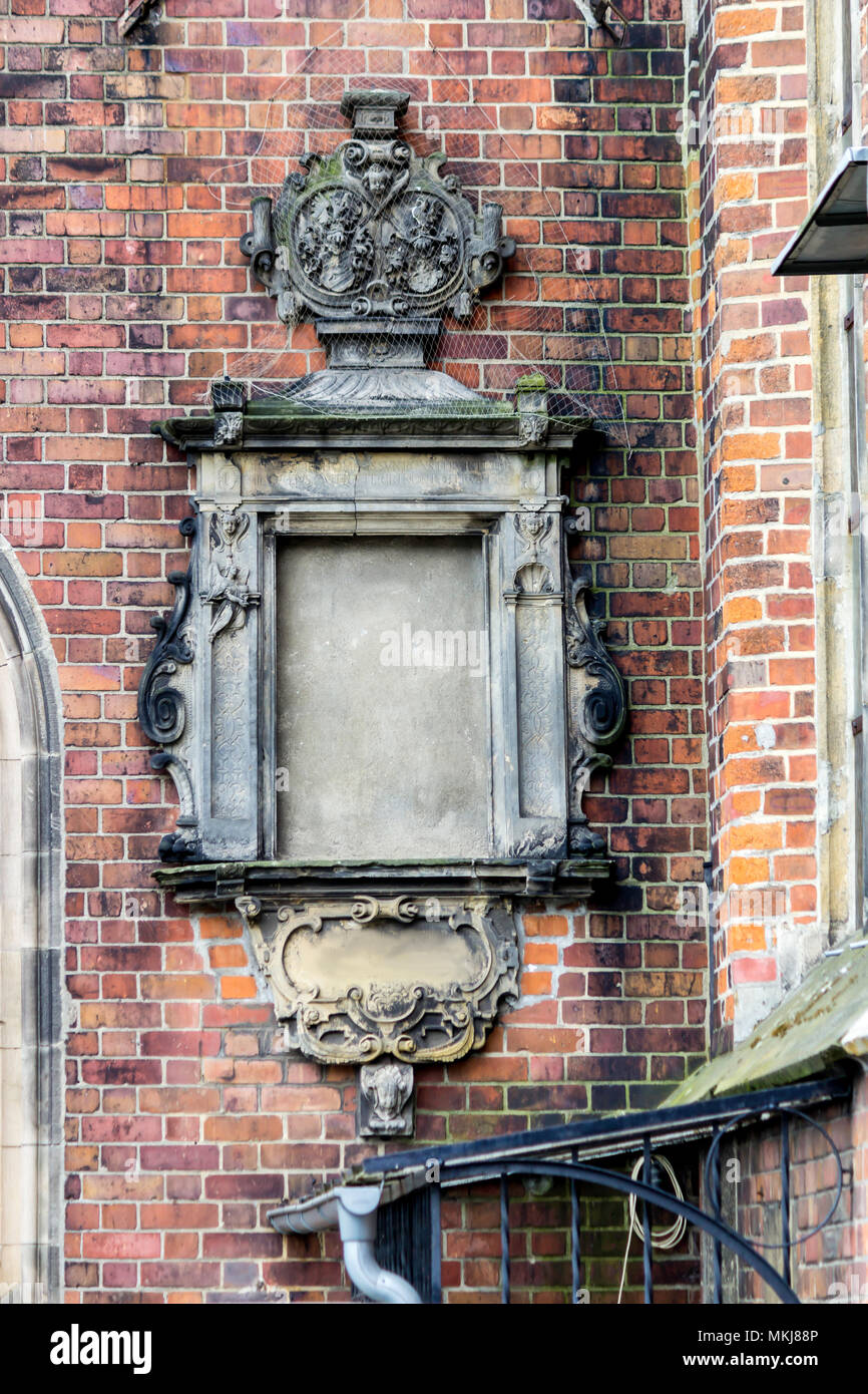 Detail eines Backstein Kathedrale im gotischen Stil. Geschnitzte Reliefs von Kalkstein auf der Seite Fassade. St. Maria Magdalena Kirche. Wroclaw, Polen. Stockfoto