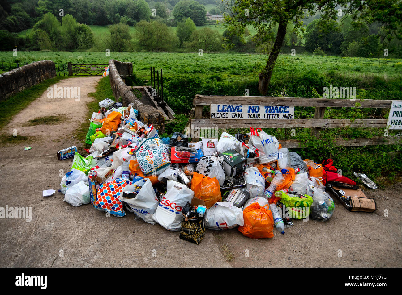 Müll links von Besuchern nach der Bank Holiday Wochenende an Schönheit Punkt Warleigh Wehr auf den Fluss Avon in der Nähe von Stockfoto