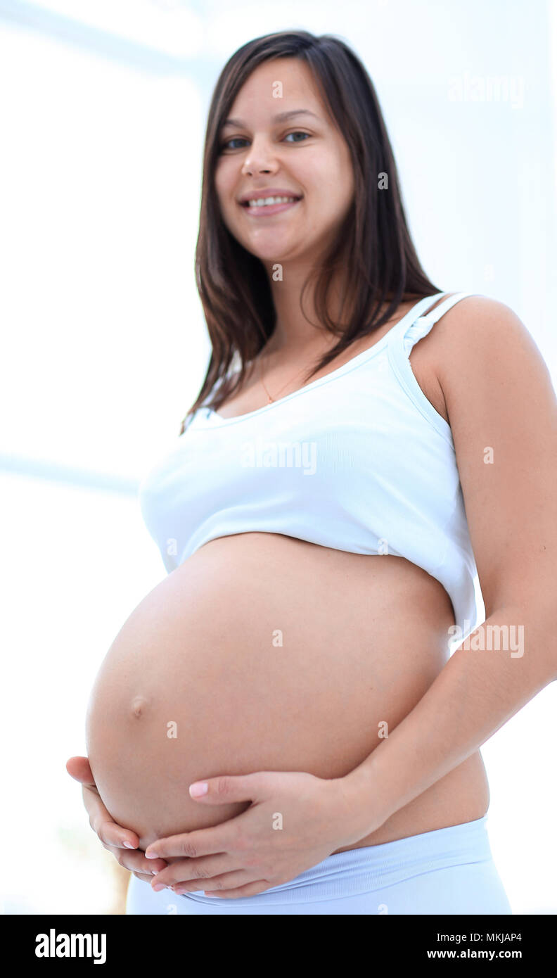 Nahaufnahme einer schwangeren Frau, die ihre Hände auf ihren Bauch. Stockfoto