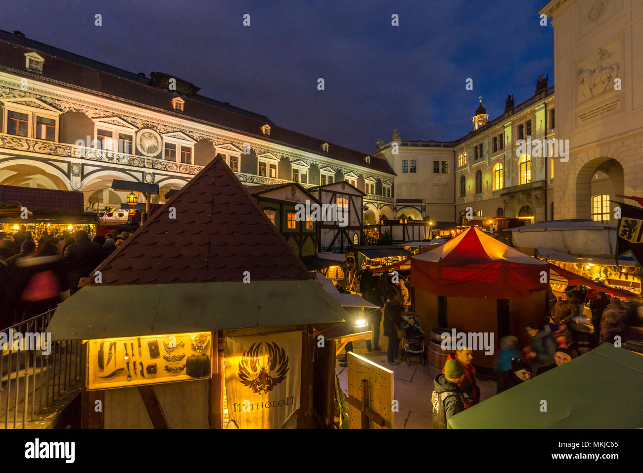 Mittelalterlicher Weihnachtsmarkt in der genießt seinen eigenen Garten