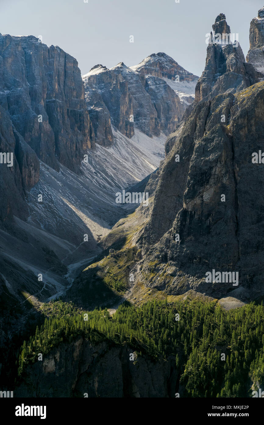 In der Sellagruppe in den Dolomiten Val Mezdì, Mittagstal in der Sellagruppe, Dolomiten Stockfoto