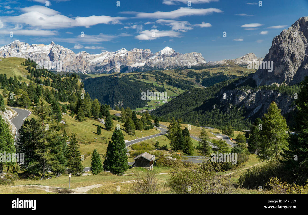 Blick vom Grödner Joch über das Val Badia und Pralongia Fanes Gruppe, Dolomiten, Ansicht vom Grödner Joch über das Gadertal zu Pralongia und Fane Stockfoto