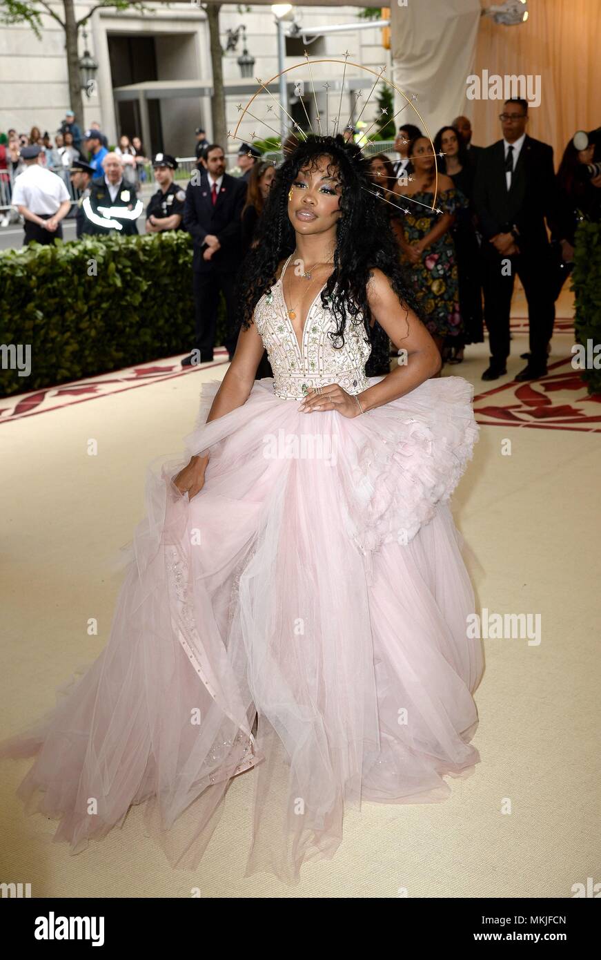 SZA in der Ankunftshalle für Himmelskörper: Mode und der Katholischen Phantasie Met Gala Kostüm Institut jährlicher Nutzen - Teil 5, Metropolitan Museum of Art, New York, NY, 7. Mai 2018. Foto: Kristin Callahan/Everett Collection Stockfoto