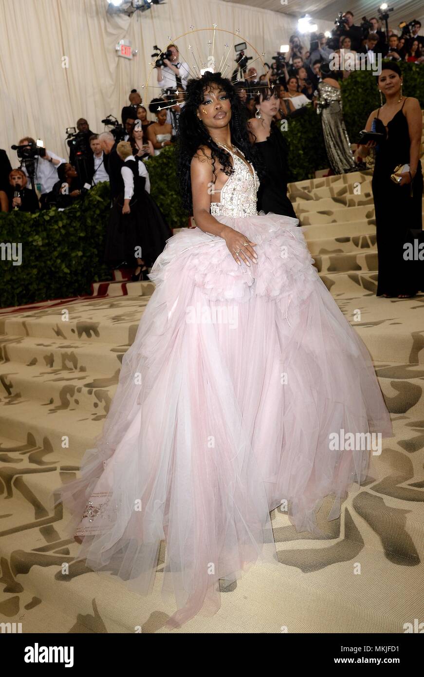 SZA in der Ankunftshalle für Himmelskörper: Mode und der Katholischen Phantasie Met Gala Kostüm Institut jährlicher Nutzen - Teil 5, Metropolitan Museum of Art, New York, NY, 7. Mai 2018. Foto: Kristin Callahan/Everett Collection Stockfoto