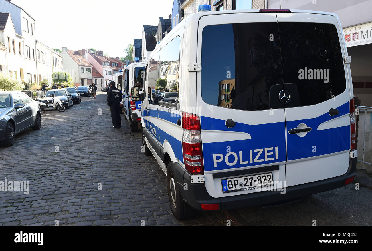 08 Mai 2018, Deutschland, Bremen: Mehrere Streifenwagen in einer Straße stehen. Die deutsche Polizei hat eine groß angelegte Anti-menschenschmuggel Betrieb mit 800 Polizisten, die an Razzien in Wohnungen und Büros in Nord- und Mitteldeutschland. Der Grund für die Razzien wird die vermutete kommerzielle und Schleifring-basierten Handel mit Ausländern. Foto: Carmen Jaspersen/dpa Stockfoto