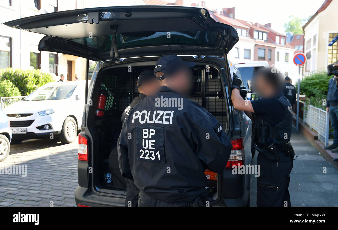 08 Mai 2018, Deutschland, Bremen: Polizisten ihre Streifenwagen, die Festgenommenen. Die deutsche Polizei hat eine groß angelegte Anti-menschenschmuggel Betrieb mit 800 Polizisten, die an Razzien in Wohnungen und Büros in Nord- und Mitteldeutschland. Der Grund für die Razzien wird die vermutete kommerzielle und Schleifring-basierten Handel mit Ausländern. Foto: Carmen Jaspersen/dpa - ACHTUNG: Individuelle(s) ist/sind verpixelt aus rechtlichen Gründen. Stockfoto