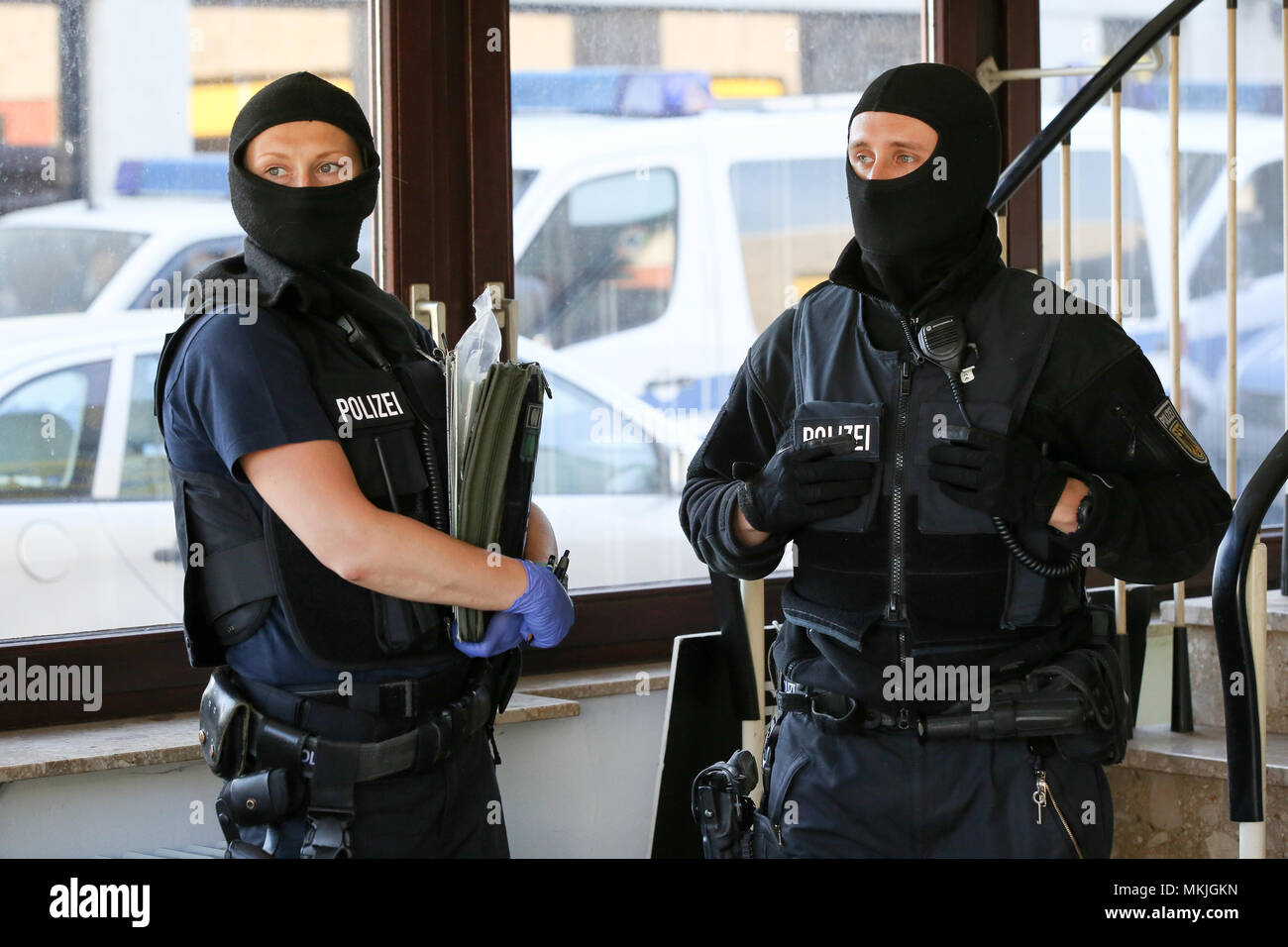 Bremen, Deutschland. 08 Mai 2018, Deutschland, Bremen: Polizisten in einem Gebäude bei einer gross angelegten Razzia stehen. Eine Bande ist der Menschenhandel Hunderte der Moldauer in Deutschland vermutet und sie illegal beschäftigt in Security Services. Foto: Bodo Marks/dpa Quelle: dpa Picture alliance/Alamy leben Nachrichten Stockfoto