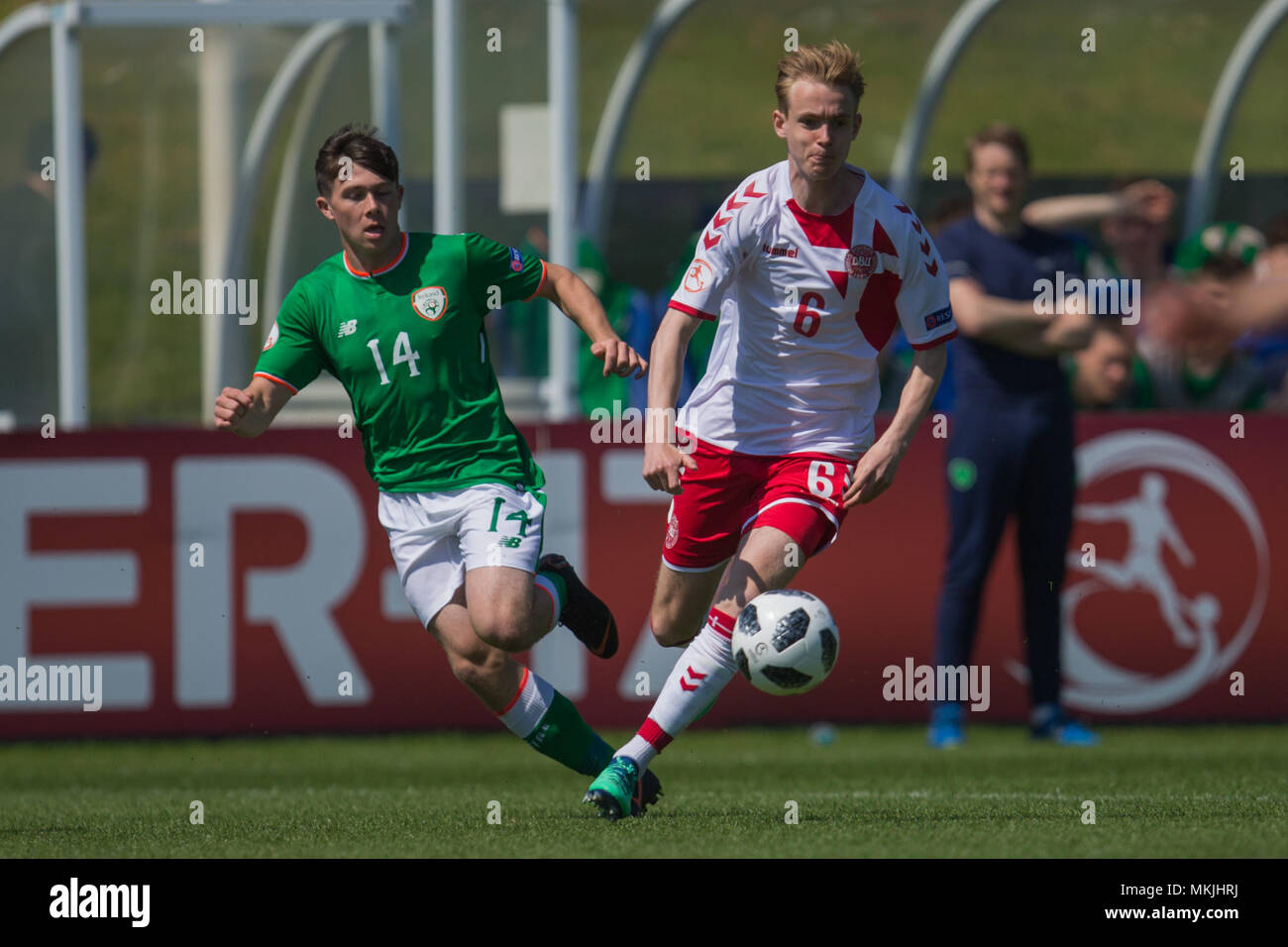 Burton upon Trent, Großbritannien. 8. Mai 2018. Adam O'Reilly (Irland) sieht Schritt mit Jakob Steen V Christensen (Dänemark) während der 2018 UEFA U-17 Meisterschaft Gruppe C Übereinstimmung zwischen der Republik Irland und Dänemark in St. George's Park halten am 8. Mai 2018 in Burton upon Trent, England. Credit: PHC Images/Alamy leben Nachrichten Stockfoto