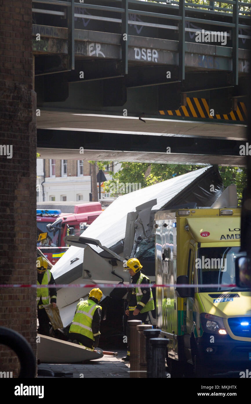 London, 8. Mai 2018: Emergency services Besuchen auf einem Vorfall an der Universität Loughborough Kreuzung, wo ein Lkw in einen Der eisenbahnbrücken - ein wichtiger Transportweg für Pendler in die Stadt abgestürzt, im Süden von London, England. Wurde eine Person verletzt. Foto: Richard Baker/Alamy leben Nachrichten Stockfoto