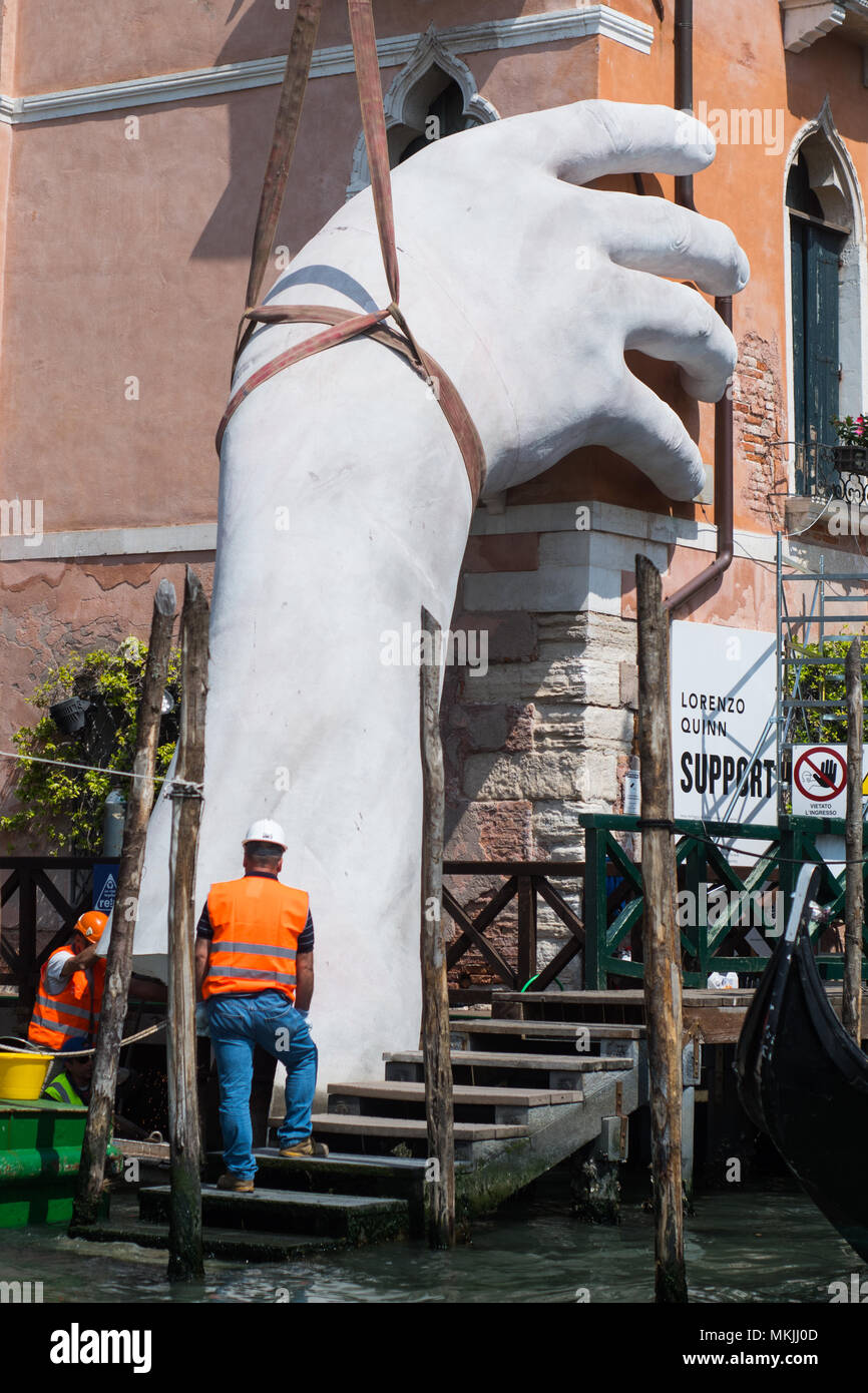 Venedig, Italien. 08. Mai 2018. Einerseits die Arbeit von Lorenzo Quinn ist zerlegt und auf einem großen Schiff für den Transport in Venedig, Italien am 5. Mai 2018. Die Arbeit des Künstlers Lorenzo Quinn 'Support', als die "grossen Hände, die Unterstützung von Venedig, Canal Grande verlassen das Atelier des Künstlers in Spanien zurückzukehren. © Simone Padovani/Erwachen/Alamy leben Nachrichten Stockfoto