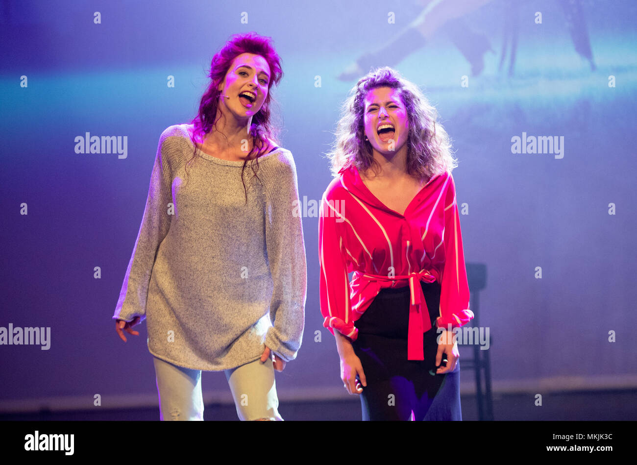 08 Mai 2018, Deutschland, Hamburg: führender Interpret Hannah Leser (Alex Owens, L) und Ann-Sophie Duermeyer (Gloria, sekundär Besetzung Alex Owens), die auf der Bühne während einer Pressekonferenz für die musikalische "Flashdance". Foto: Daniel Reinhardt/dpa Stockfoto