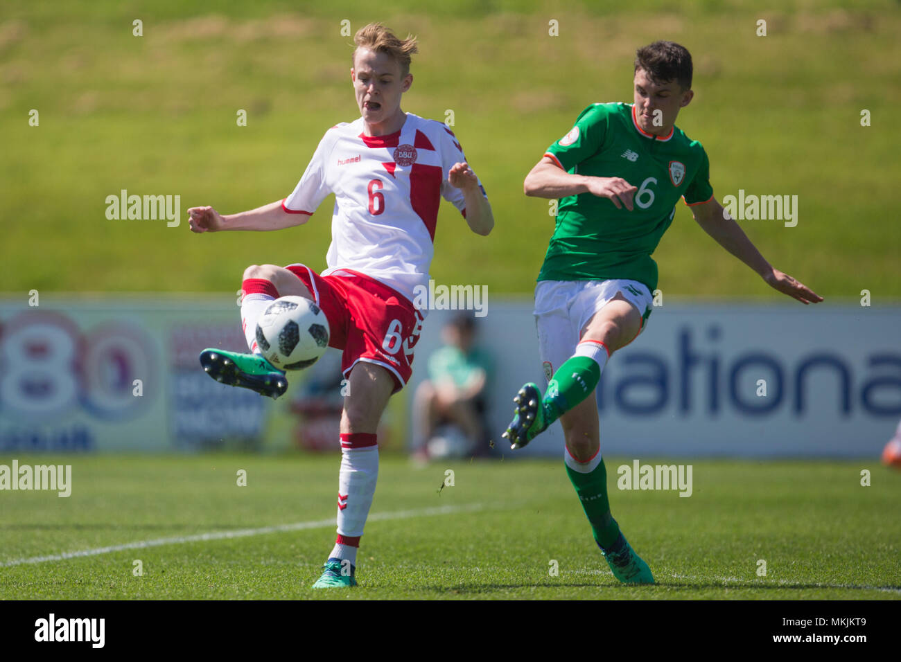 Jakob Steen V Christensen (Dänemark) und Jason Ritter (Irland) in Aktion während der 2018 UEFA U-17 Meisterschaft Gruppe C Übereinstimmung zwischen der Republik Irland und Dänemark in St. George's Park am 8. Mai 2018 in Burton upon Trent, England. (Foto von Richard Burley/phcimages.com) Stockfoto