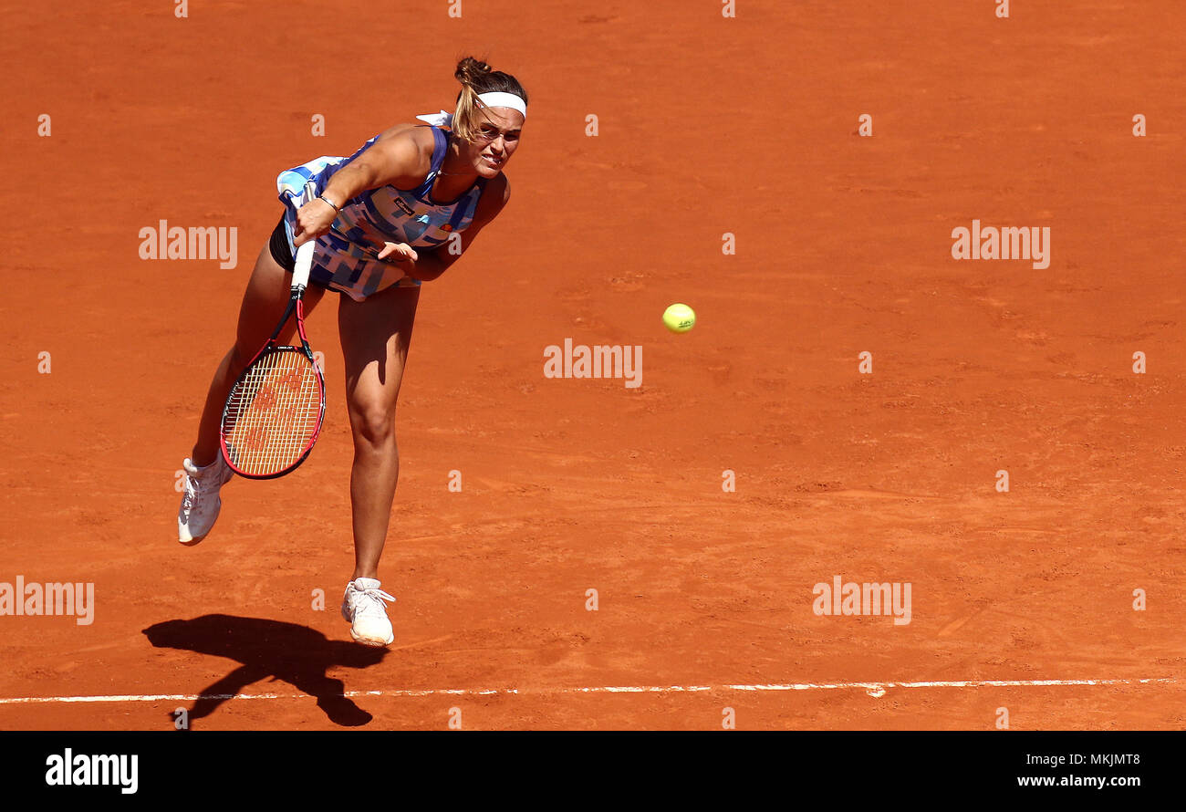 Monica Puig de Puerto Rico dient zur Petra Kvitova der tschechischen Republik, in der 2. Runde bei Tag vier der Mutua Madrid Open Tennisturnier auf dem Caja Magica. Stockfoto