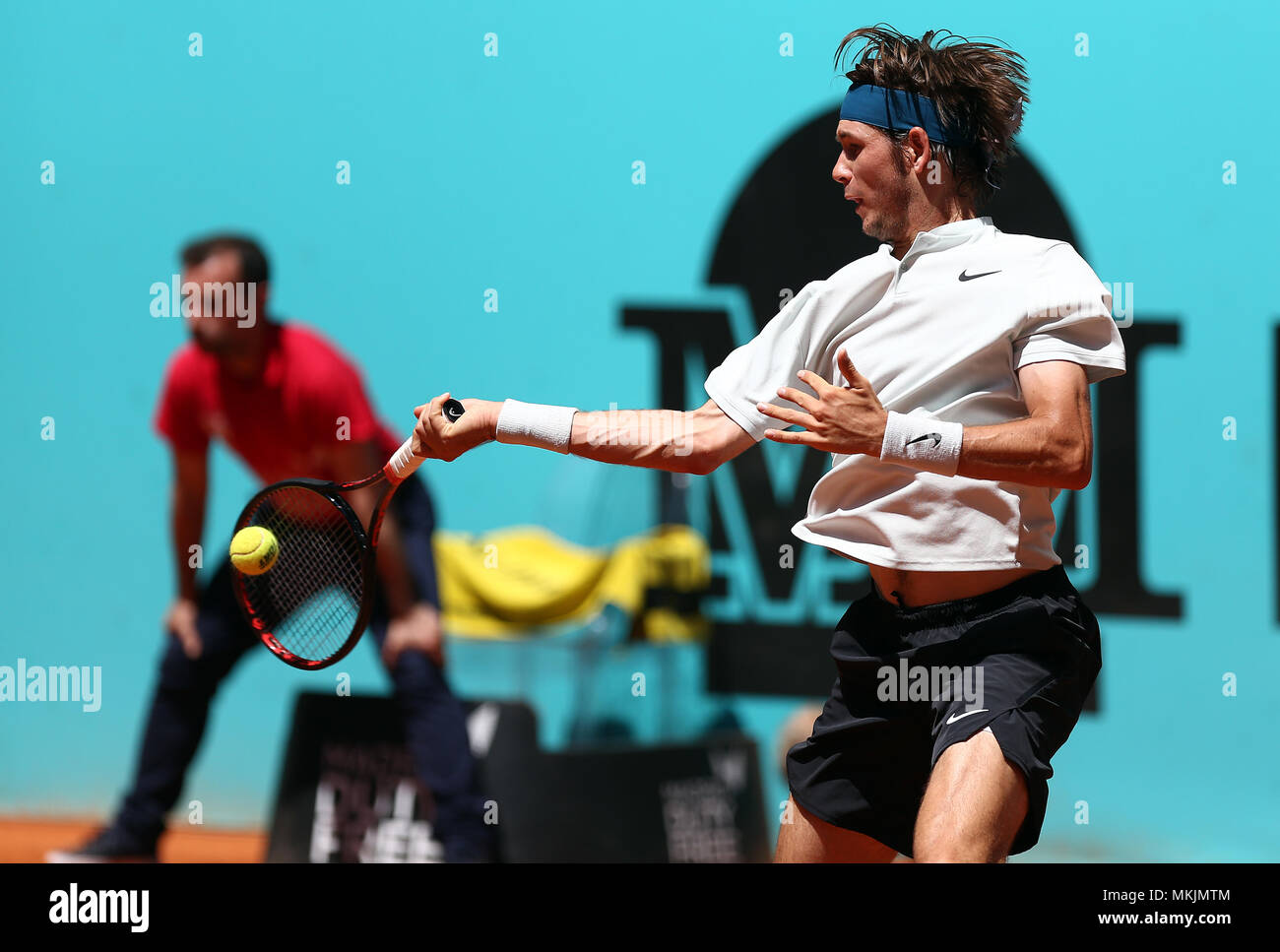 Jared Donaldson der USA liefert den Ball zu Roberto Bautista von Spanien in der 2. Runde in Tag vier der Mutua Madrid Open Tennisturnier auf dem Caja Magica. Stockfoto