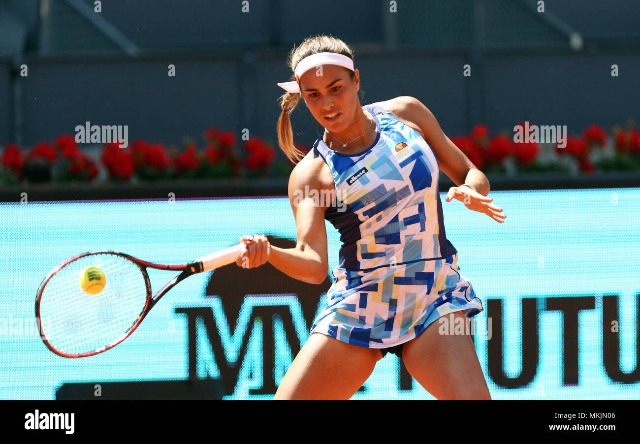 Madrid, Spanien. 8. Mai, 2018. Monica Puig de Puerto Rico liefert den Ball zu Petra Kvitova der tschechischen Republik, in der 2. Runde in Tag vier der Mutua Madrid Open Tennisturnier auf dem Caja Magica. Credit: Manu Reino/SOPA Images/ZUMA Draht/Alamy leben Nachrichten Stockfoto