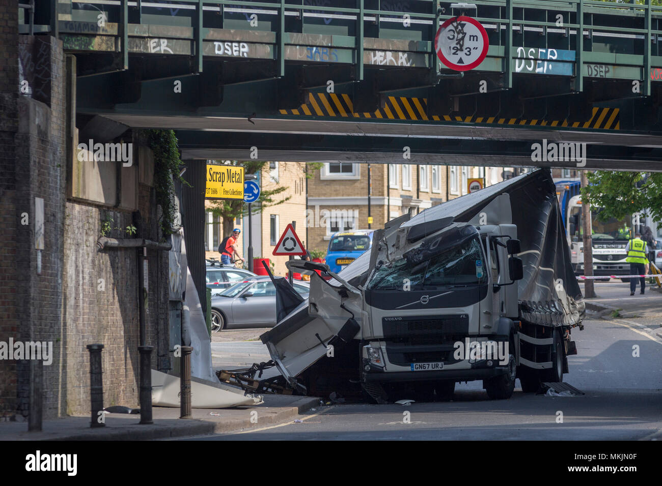 London, UK, 8. Mai 2018: Die beschädigte Reste eines Lkw in der Nähe eines metallplatz an der Universität Loughborough Junction, nachdem es in einem Der eisenbahnbrücken - ein wichtiger Transportweg für Pendler in die Stadt stürzte, am 8. Mai 2018, im Süden von London, England. Wurde eine Person verletzt. (Foto von Richard Baker/Alamy Live-Nachrichten) Stockfoto