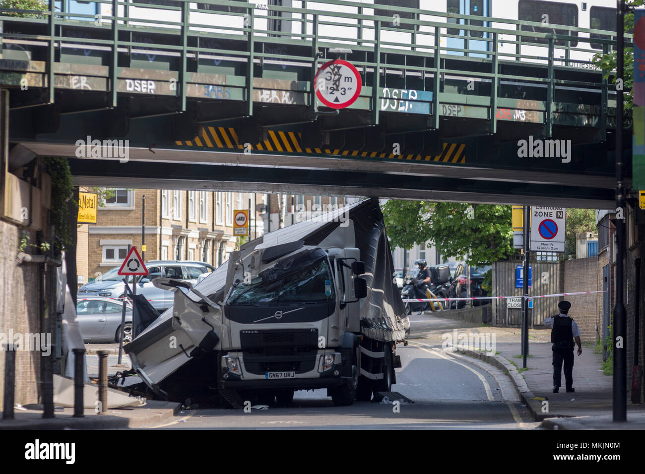 London, UK, 8. Mai 2018: Die beschädigte Reste eines Lkw in der Nähe eines metallplatz an der Universität Loughborough Junction, nachdem es in einem Der eisenbahnbrücken - ein wichtiger Transportweg für Pendler in die Stadt stürzte, am 8. Mai 2018, im Süden von London, England. Wurde eine Person verletzt. (Foto von Richard Baker/Alamy Live-Nachrichten) Stockfoto