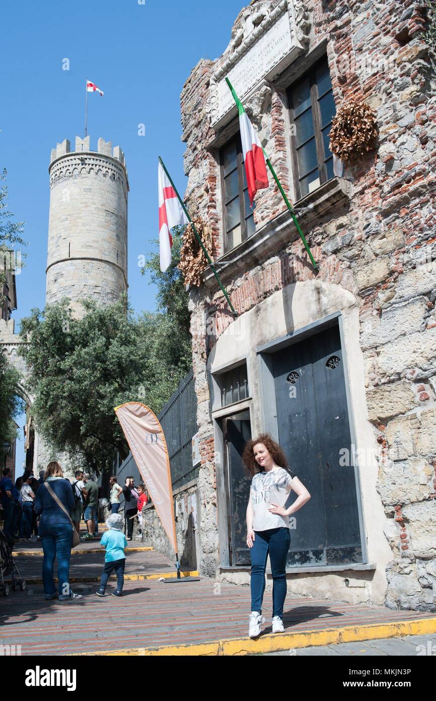 29/04/2018: Genua (Italien) eine Frau posiert vor einer malerischen aus dem 18. Jahrhundert Rekonstruktion der Kindheit, Heimat von Christopher Columbus, hinter der Porta Soprana Denkmal. / Una Mujer Posa delante de la reconstrucciÃ³n CristÃ³bal de La Casa de Colón, detrÃ¡s una de las torres de Porta Soprana. Die Städte in Murcia und Genua sind verzwillingt und somit touristischen und kommerziellen Projekte fördern. Am vergangenen 30. April der Bürgermeister von Murcia, José Ballesta und der Bürgermeister der italienischen Stadt Genua, Marco Bussi, unterzeichneten ein Abkommen über die Absichten für die Partnerschaften zwischen beiden Städten, also die Stärkung der historischen Stockfoto