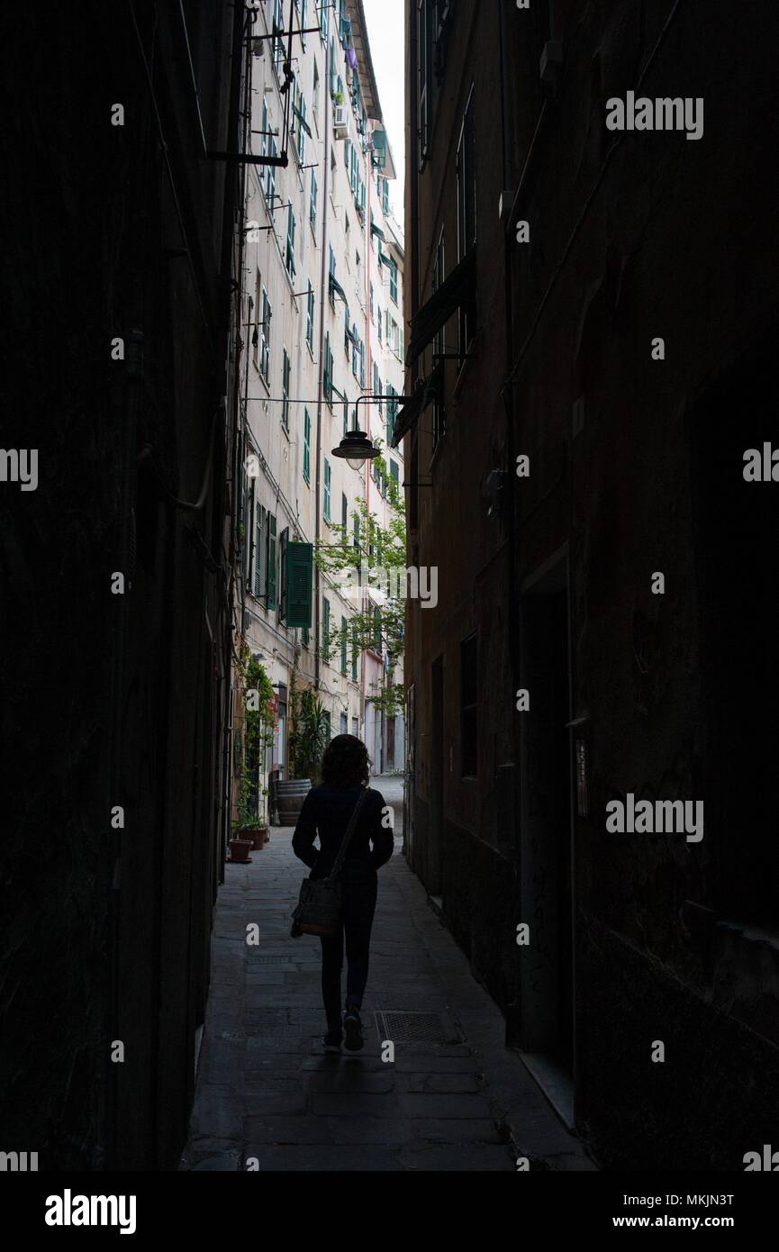 01/05/2018: Genua (Italien) Ansicht von einer der Innenstadt Straßen von Genua. / Vista de una de las Calles del centro de la Ciudad de GÃ©Nova. Die Städte in Murcia und Genua sind verzwillingt und somit touristischen und kommerziellen Projekte fördern. Am vergangenen 30. April der Bürgermeister von Murcia, José Ballesta und der Bürgermeister der italienischen Stadt Genua, Marco Bussi, unterzeichneten ein Abkommen über die Absichten für die Partnerschaften zwischen beiden Städten, also die Stärkung der historischen Beziehungen von mehr als neun Jahrhunderte zwischen beiden Städten und die Förderung der neuen Tourismus- und gemeinsame kommerzielle Projekte. El pasado 30 de Abril el Alcalde de Murc Stockfoto