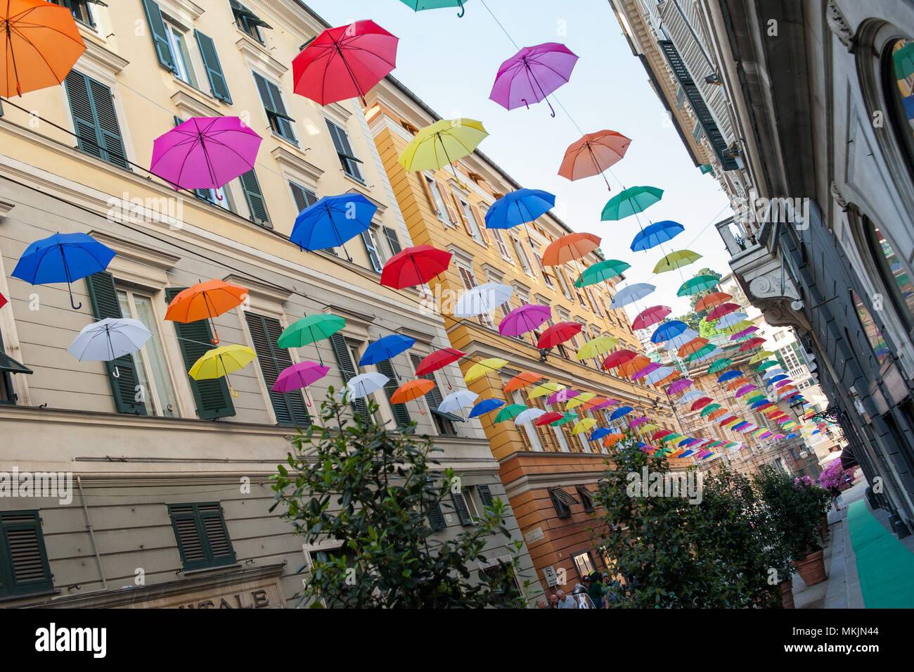 27/04/2018: Genua (Italien) Schirme hängen an der Oberseite der Straßen die Genua' als touristische Attraktion. /Paraguas colgados en las Calles del centro de la Ciudad de GÃ©nova Como reclamo turÃ-stico. Die Städte in Murcia und Genua sind verzwillingt und somit touristischen und kommerziellen Projekte fördern. Am vergangenen 30. April der Bürgermeister von Murcia, José Ballesta und der Bürgermeister der italienischen Stadt Genua, Marco Bussi, unterzeichneten ein Abkommen über die Absichten für die Partnerschaften zwischen beiden Städten, also die Stärkung der historischen Beziehungen von mehr als neun Jahrhunderte zwischen beiden Städten und die Förderung der neuen Tourismus- und gemeinsame comme Stockfoto