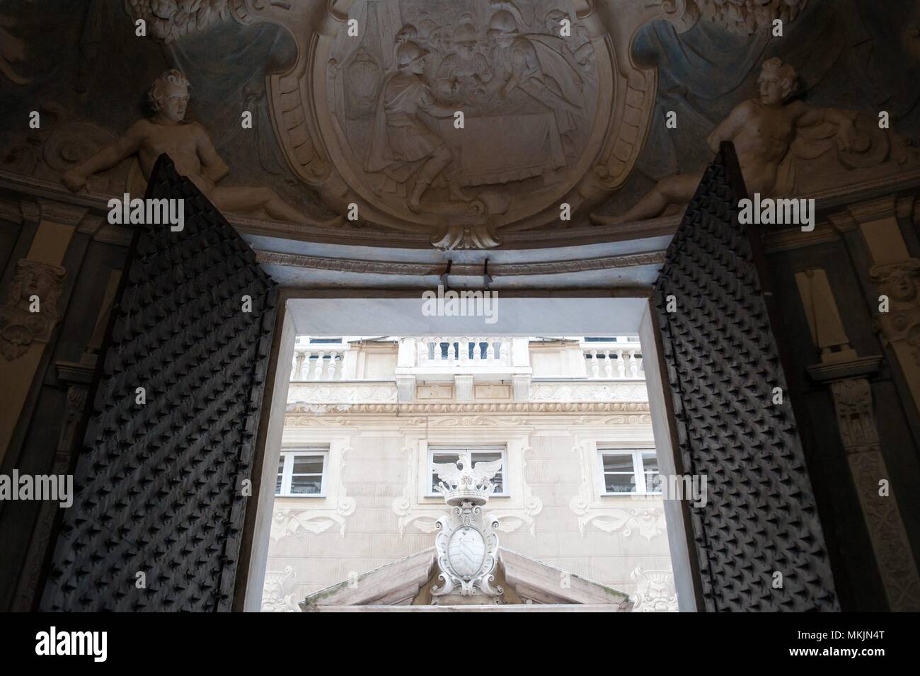 29/04/2018: Genua (Italien) Ansicht der Via Garibaldi von innen eines der vielen Paläste. / Vista de la VÃ-a Garibaldi desde el Interior de Uno de los numerosos Palacios en Torno a la calle mencionada. Die Städte in Murcia und Genua sind verzwillingt und somit touristischen und kommerziellen Projekte fördern. Am vergangenen 30. April der Bürgermeister von Murcia, José Ballesta und der Bürgermeister der italienischen Stadt Genua, Marco Bussi, unterzeichneten ein Abkommen über die Absichten für die Partnerschaften zwischen beiden Städten, also die Stärkung der historischen Beziehungen von mehr als neun Jahrhunderte zwischen beiden Städten und die Förderung der neuen Tourismus- und Stockfoto