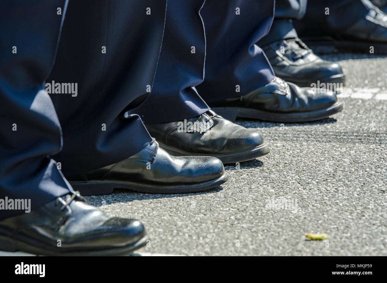 Philadelphia, Pennsylvania/USA: Eine Ehrengarde steht während einer Zeremonie in Philadelphia Police Officer Gary Skerski, der vor elf Jahren getötet wurde, ehren. Eine Brücke über Frankford Creek war in seinem Gedächtnis genannt. 08.Mai 2018. Quelle: Christopher Evens/Alamy leben Nachrichten Stockfoto