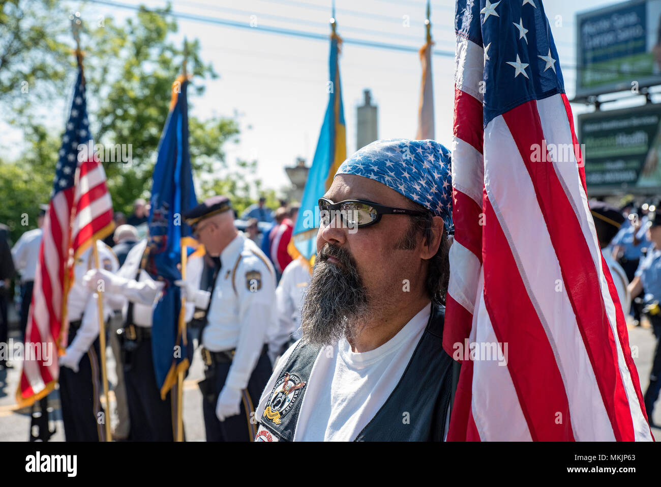 Philadelphia, Pennsylvania/USA: Robert Knobbs von Krieger, ist neben der Polizei Ehrengarde bei einer Zeremonie in Philadelphia Police Officer Gary Skerski, der vor elf Jahren getötet wurde Ehre gesehen. 08.Mai 2018. Quelle: Christopher Evens/Alamy leben Nachrichten Stockfoto
