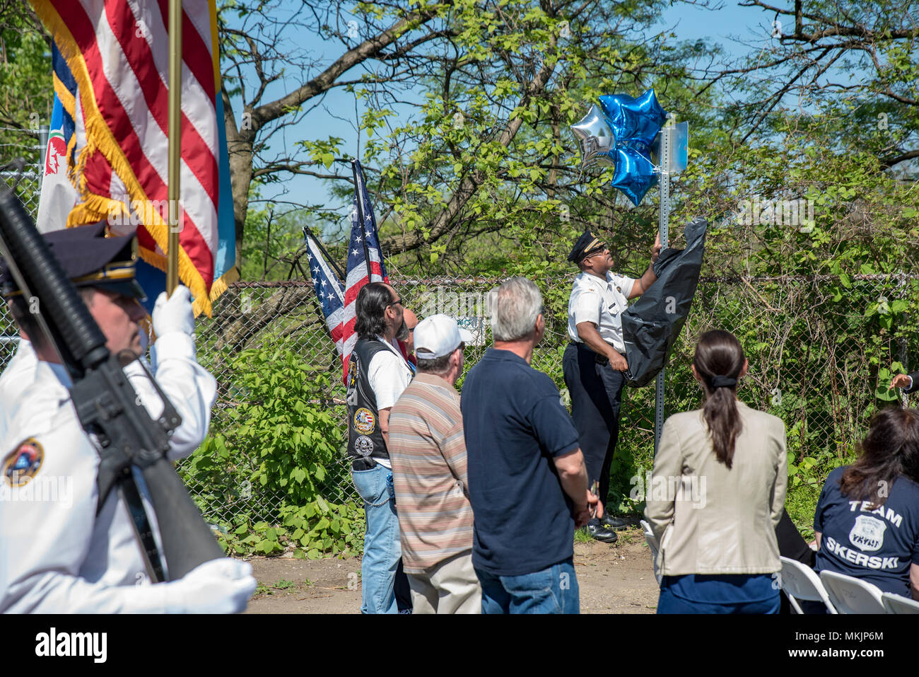 Philadelphia, Pennsylvania/USA: Philadelphia Polizei enthüllen den neuen Namen Platte ehrt Philadelphia Police Officer Gary Skerski, der vor 11 Jahren getötet wurde. 08.Mai 2018. Quelle: Christopher Evens/Alamy leben Nachrichten Stockfoto