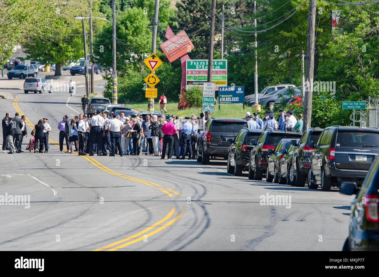 Philadelphia, Pennsylvania/USA: Dutzende sammeln für eine Zeremonie nach Philadelphia Police Officer Gary Skerski, der vor elf Jahren getötet wurde, ehren. Eine Brücke über Frankford Creek war in seinem Gedächtnis genannt. 08.Mai 2018. Quelle: Christopher Evens/Alamy leben Nachrichten Stockfoto