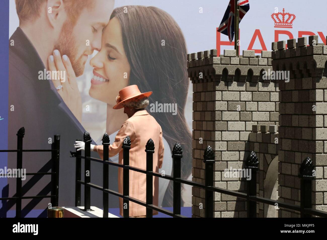 New York City, New York, USA. 8. Mai, 2018. Zu Ehren von Kabel Lebensdauer des upcoming Film,' 'Harry und Meghan: ein Königliches Romanze, ' ' und die neuesten königliche Hochzeit, ein Mini Königlich gekleidet corgis als Mitglieder der Königlichen Familie gekennzeichnet wurde, da sie ein Regal Red Carpet gingen und vor einem Schloss Windsor Replik außerhalb von Macy's, Herald Square, New York gespielt auf 8. Mai, 2018. Credit: G. Ronald Lopez/ZUMA Draht/Alamy leben Nachrichten Stockfoto New York City, New York, USA. 8. Mai, 2018. Zu Ehren von Kabel Lebensdauer des upcoming Film,' 'Harry und Meghan: ein Königliches Romanze, ' ' und die neuesten königliche Hochzeit, ein Mini Königlich gekleidet corgis als Mitglieder der Königlichen Familie gekennzeichnet wurde, da sie ein Regal Red Carpet gingen und vor einem Schloss Windsor Replik außerhalb von Macy's, Herald Square, New York gespielt auf 8. Mai, 2018. Credit: G. Ronald Lopez/ZUMA Draht/Alamy leben Nachrichten Stockfoto