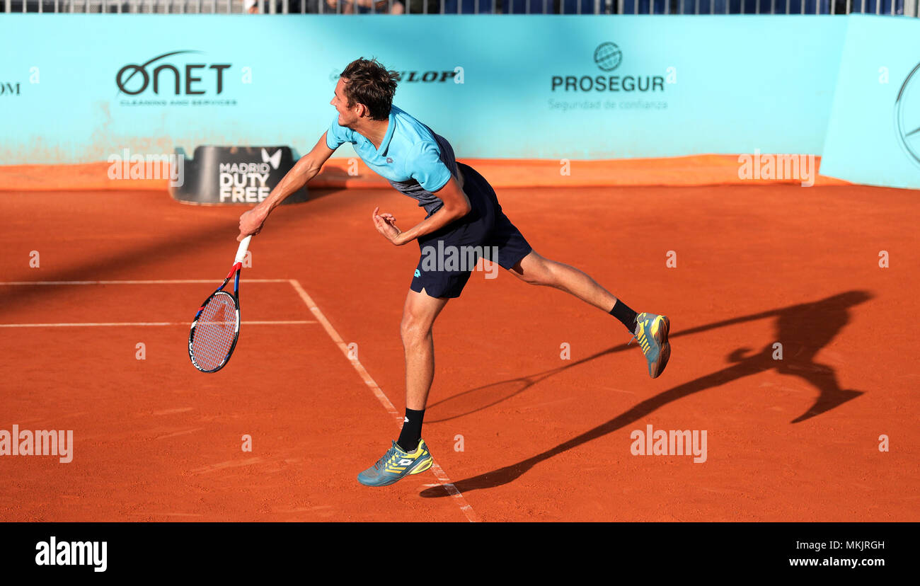 Daniel Medwedew Russlands dient der Kyle Edmund von Großbritannien die 2. Runde bei Tag vier der Mutua Madrid Open Tennisturnier auf dem Caja Magica. Stockfoto