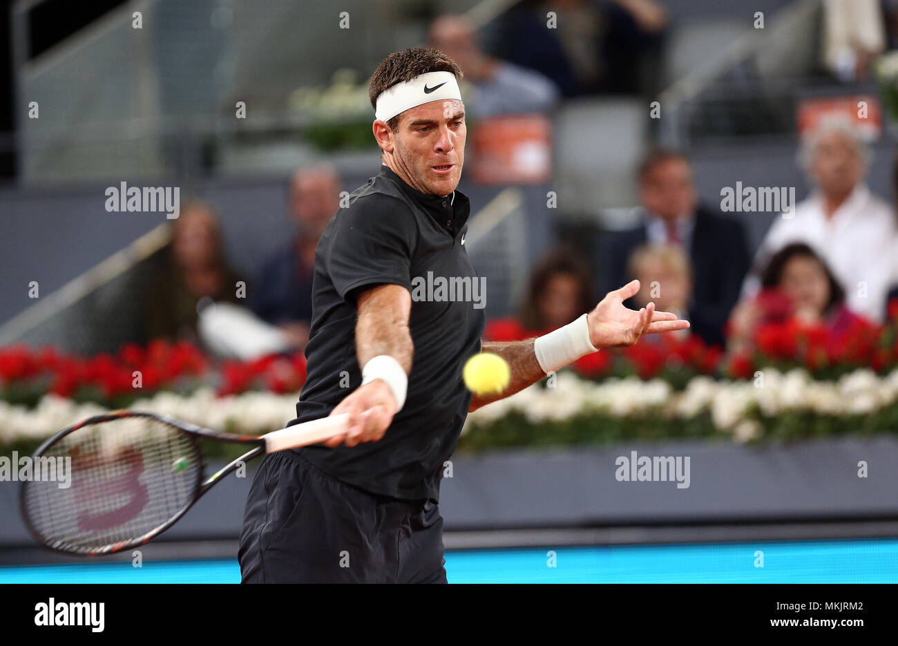 Madrid, Spanien. 8. Mai 2018. Juan Martin Del Potro aus Argentinien zurück, um die Kugel zu Damir Džumhur von Bosnien in der 2. Runde bei Tag vier der Mutua Madrid Open Tennisturnier auf dem Caja Magica. Credit: SOPA Images Limited/Alamy leben Nachrichten Stockfoto