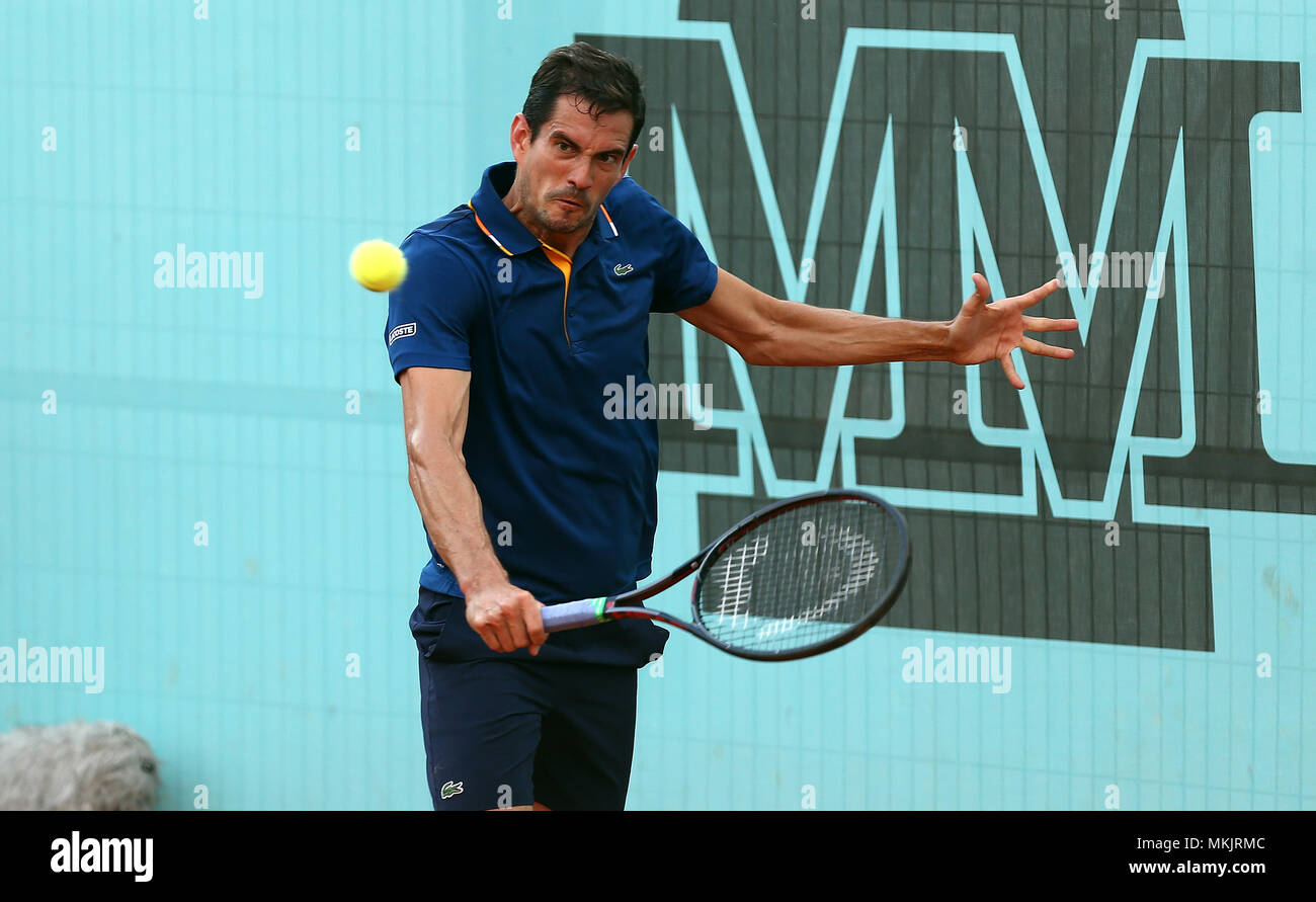 Madrid, Spanien. 8. Mai, 2018. Guillermo Garcia Lopez von Spanien spielt eine Rückhand zu Ryan Harrison von den USA in der 2. Runde bei Tag vier der Mutua Madrid Open Tennisturnier auf dem Caja Magica. Credit: Manu Reino/SOPA Images/ZUMA Draht/Alamy leben Nachrichten Stockfoto