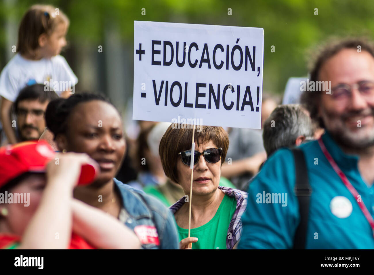 Madrid, Spanien. 08 Mai, 2018. Eine Frau protestiert mit einem Plakat mit der Aufschrift "mehr Bildung, weniger Gewalt!" Während einer Demonstration gegen die Kuerzungen im Bildungsbereich und gegen Gesetz zur Erziehung (LOMCE), in Madrid, Spanien. Credit: Marcos del Mazo/Alamy leben Nachrichten Stockfoto