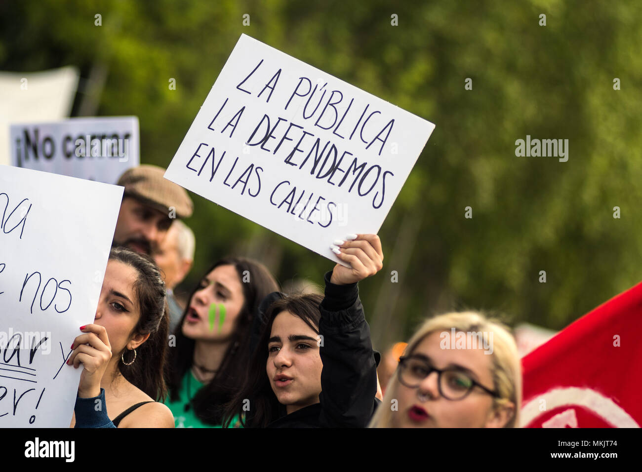 Madrid, Spanien. 08 Mai, 2018. Eine Frau schreit protestieren mit einem Plakat mit der Aufschrift "Wir öffentliche Bildung in der Straßen" während einer Demonstration gegen die Kuerzungen im Bildungsbereich und gegen Gesetz zur Erziehung (LOMCE), in Madrid, Spanien, verteidigen. Credit: Marcos del Mazo/Alamy leben Nachrichten Stockfoto