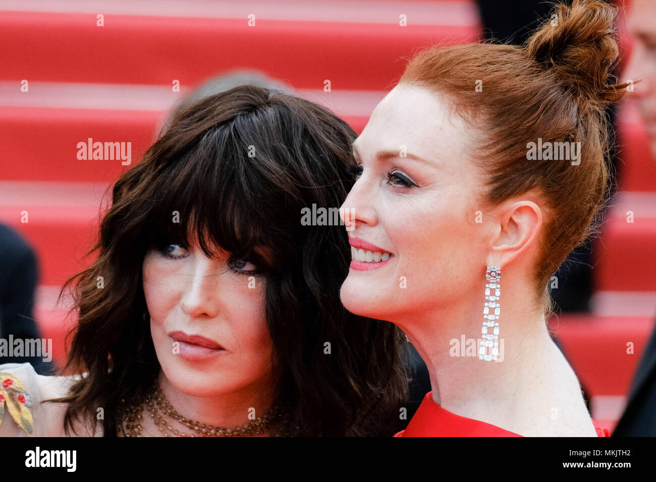 Cannes, Frankreich. 8. Mai, 2018. Isabelle Adjani und Julianne Moore bei der Eröffnung Gala von jeder weiß am Dienstag, 8. Mai 2018 im Rahmen der 71. Internationalen Filmfestspiele von Cannes im Palais des Festivals, Cannes. Im Bild: Isabelle Adjani, Julianne Moore. Bild von Julie Edwards Bild von: Julie Edwards. Credit: Julie Edwards/Alamy leben Nachrichten Stockfoto