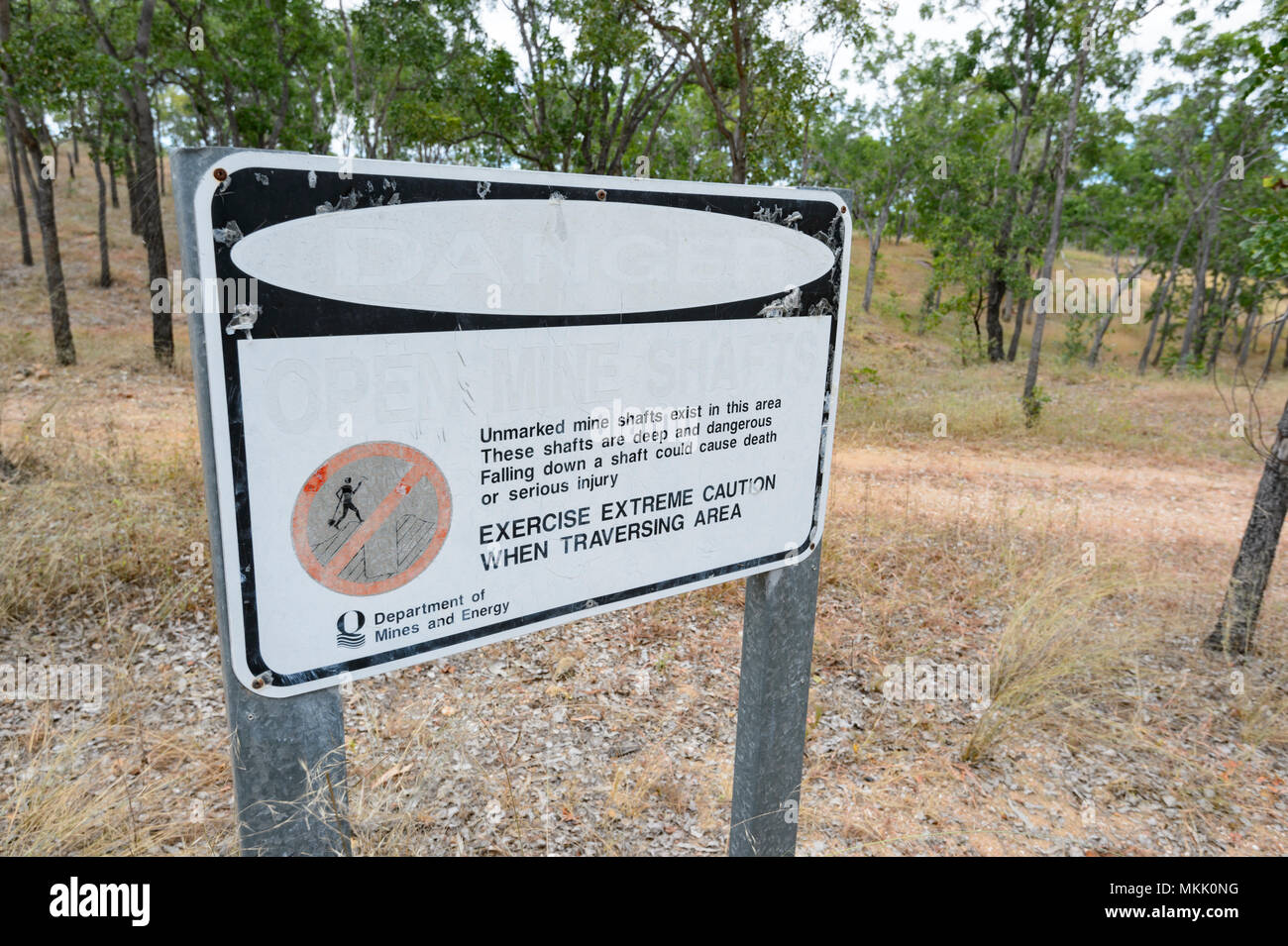 Warnschild Warnung vor offenen Schächten an Maytown, einem alten Gold rush Geisterstadt, Far North Queensland, FNQ, QLD, Australien Stockfoto