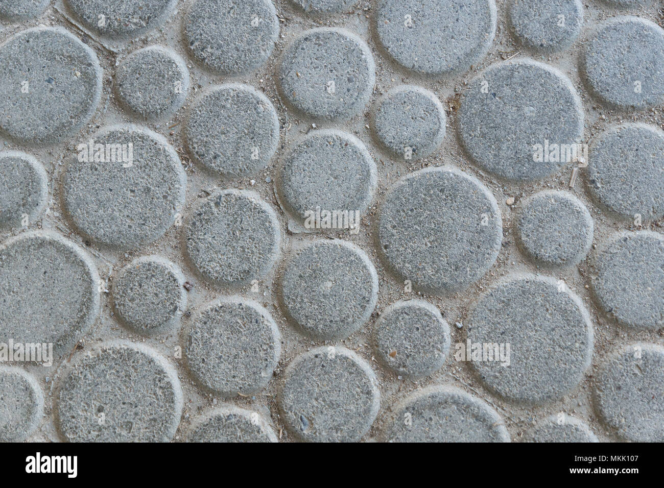 Runde großen grauen Steinplatten verlegt eine Etage Stockfoto